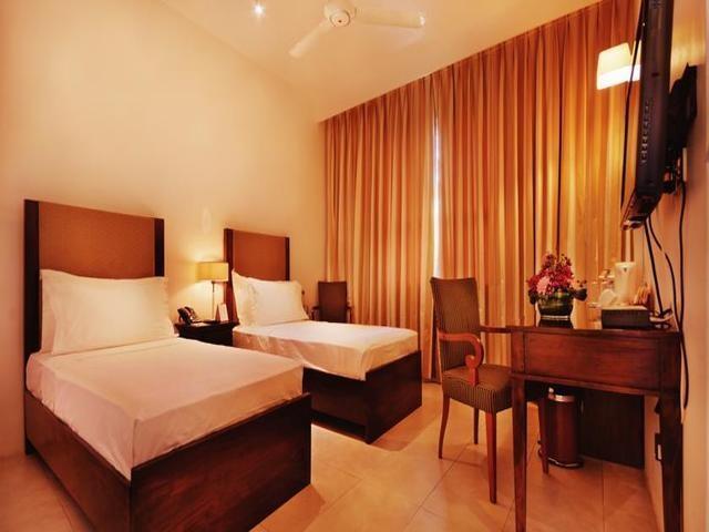 Earl's Regent Hotel 4*